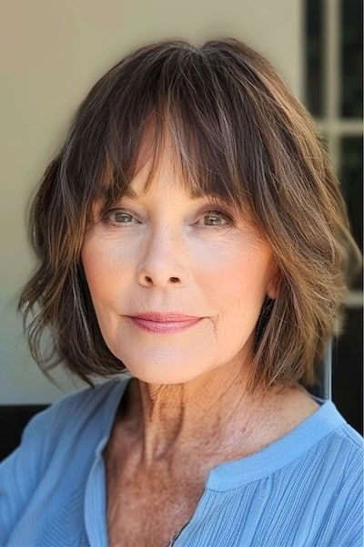 Peinado Wispy Brown Bob para mujeres de más de 70 años.
