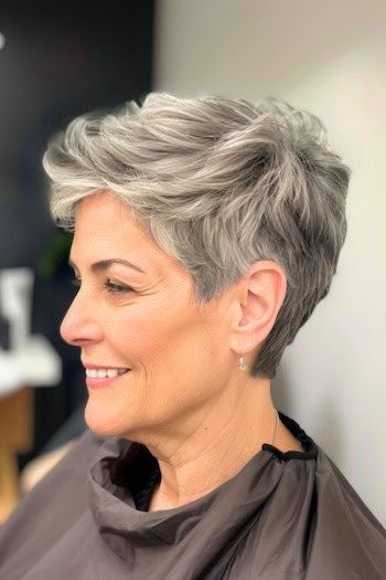 Peinado Pixie texturizado para mujeres de más de 50 años con pelo fino.