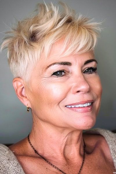 Spiky Pixie con Undercut Peinado para Mujeres Mayores de 60 con Cabello Fino.