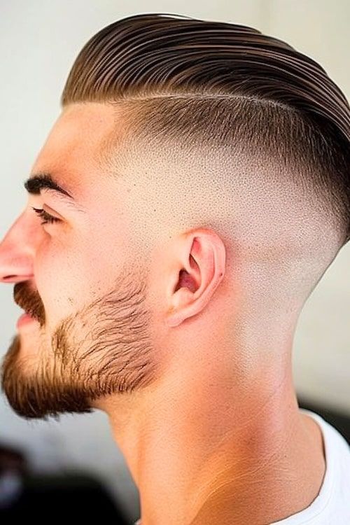 Corte de pelo Hart con raya al lado. Toma de lado.