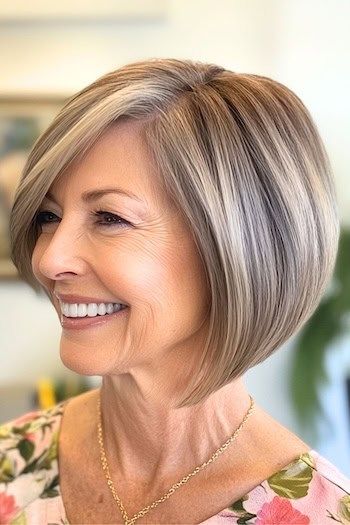 Peinado Bob en ángulo en una mujer sonriente de unos 70 años con el pelo castaño claro, vista lateral.