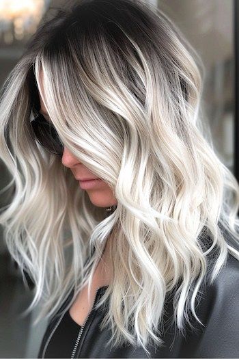 Cabello negro con reflejos platino.