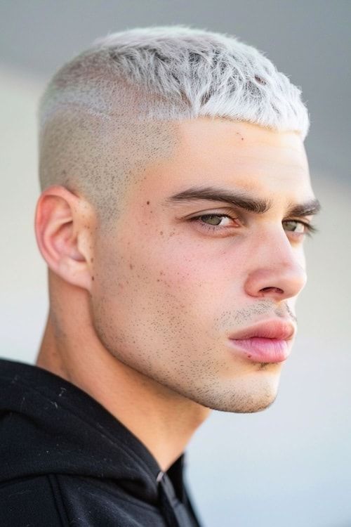 Corte de pelo gris recortado Edgar para hombres.