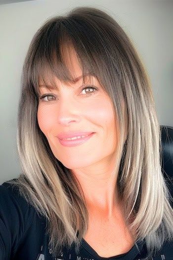 Corte recto de longitud media con flequillo Peinado para mujeres mayores de 50 años con el pelo fino.