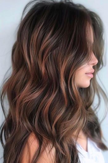 Castaño Chocolate con Mechas Bronce Balayage Idea de Color de Pelo.