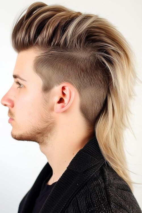 Moderno mohawk mens peinado largo.