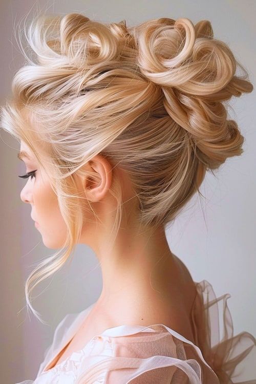 Ideas de peinados de fiesta con rizos voluminosos.