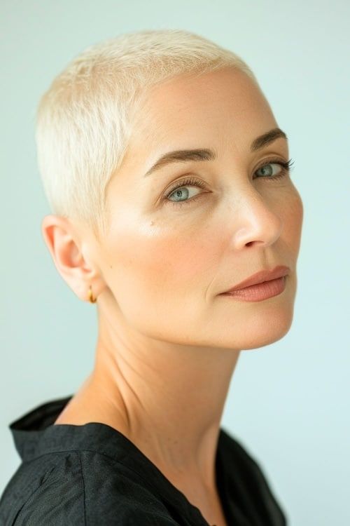 Corte de pelo rubio en una preciosa mujer mayor.