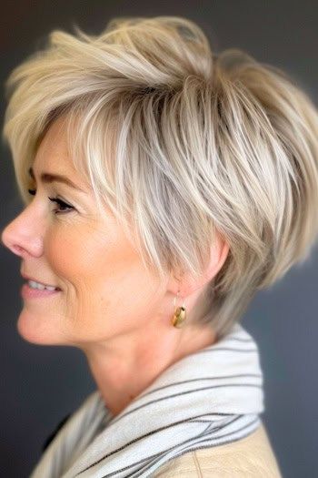 Peinado Piecey Pixie Bob para mujeres mayores de 50 años con cabello fino.