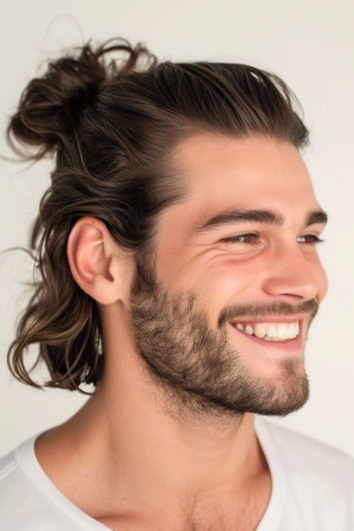 Mitad arriba mitad abajo peinado en sonriente hombre guapo.