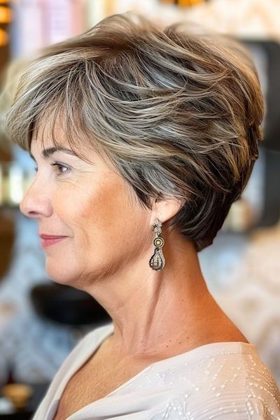 Peinado Pixie con plumas para mujeres de más de 50 años con pelo grueso.