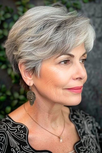 Corte de pelo Pixie con textura de plumas para mujeres de más de 60 años.