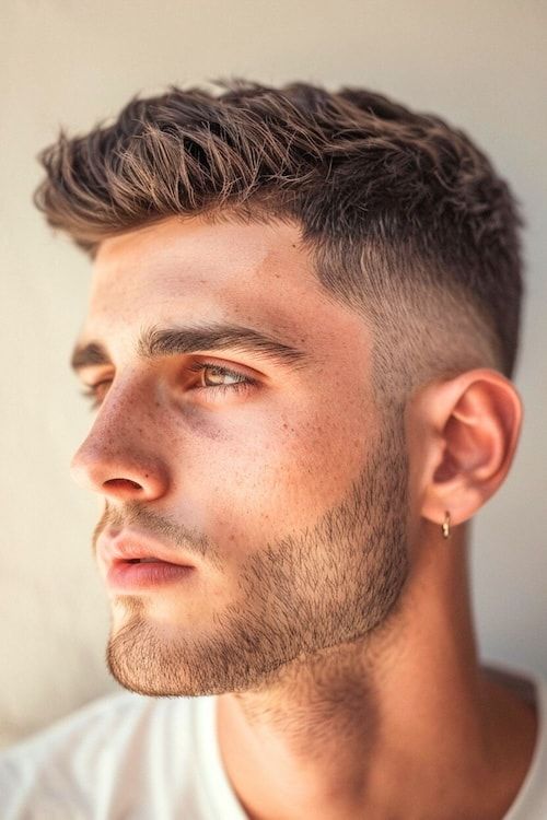 Corte de pelo texturizado con raya al medio.
