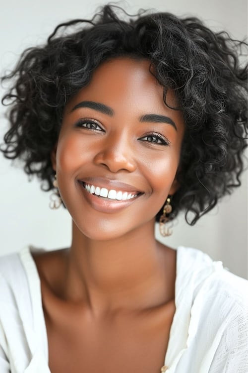 Hermosa mujer negra con voluminosos rizos cortos.