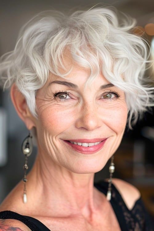Ondas rizadas plateadas en mujer de más de 60 años.