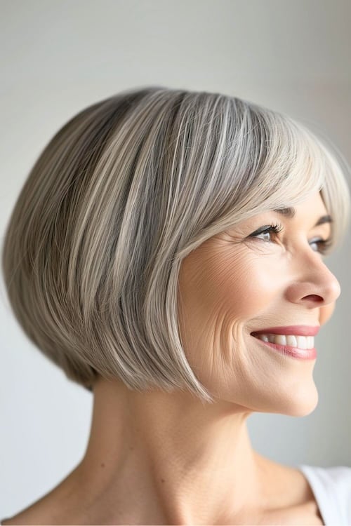 Elegante corte recto gris hasta la barbilla en una mujer de más de 60 años.