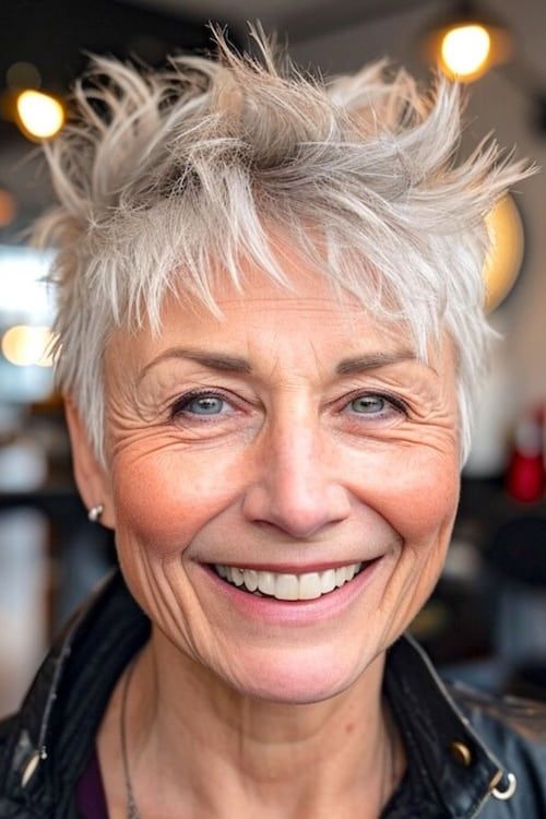 Corte pixie corto con textura en punta en mujer sonriente de más de 60 años.