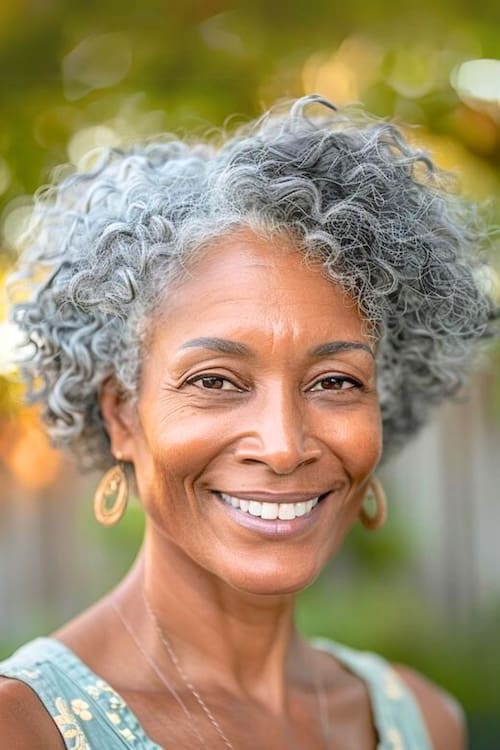 Espirales plateadas en mujer negra de más de 60 años.