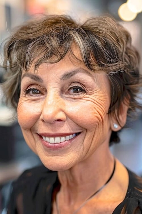 Bob corto despeinado en mujer mayor sonriente con pelo castaño.